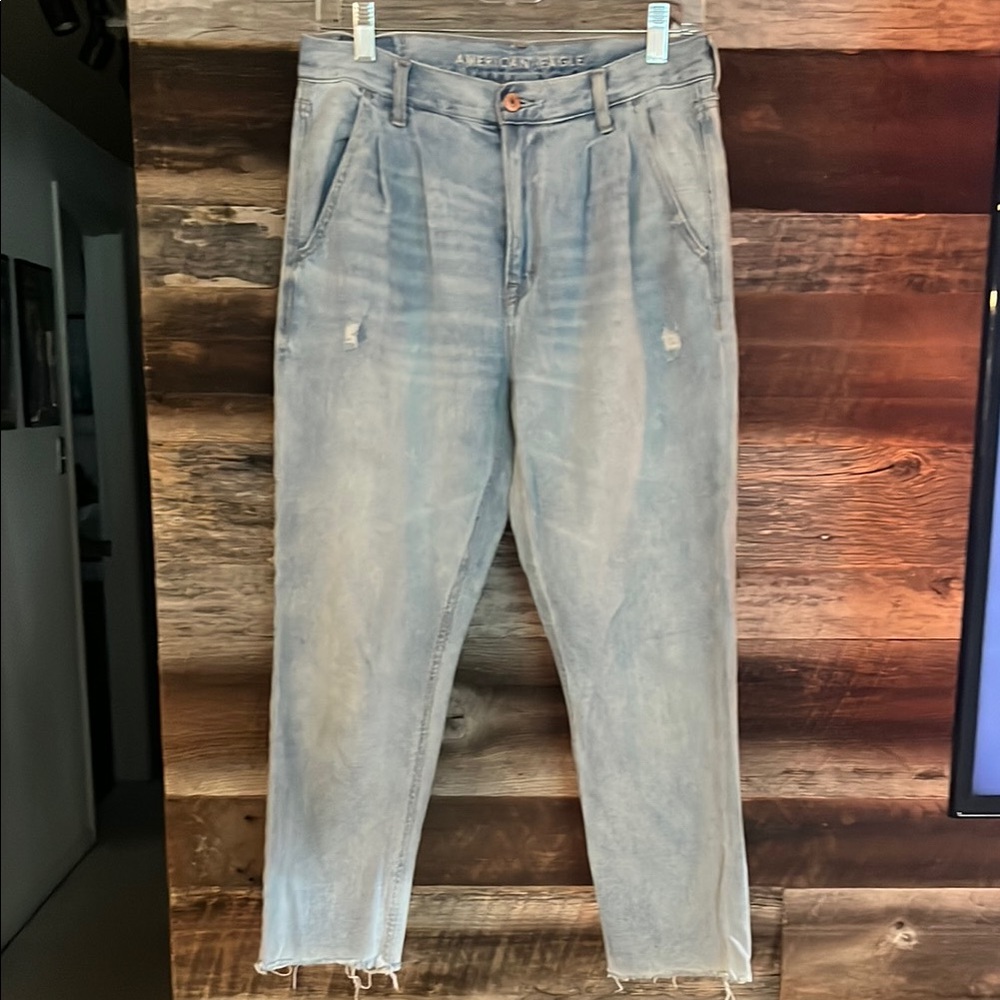 American Eagle Women’s High Waisted with pleats Light blue Relaxed Jeans